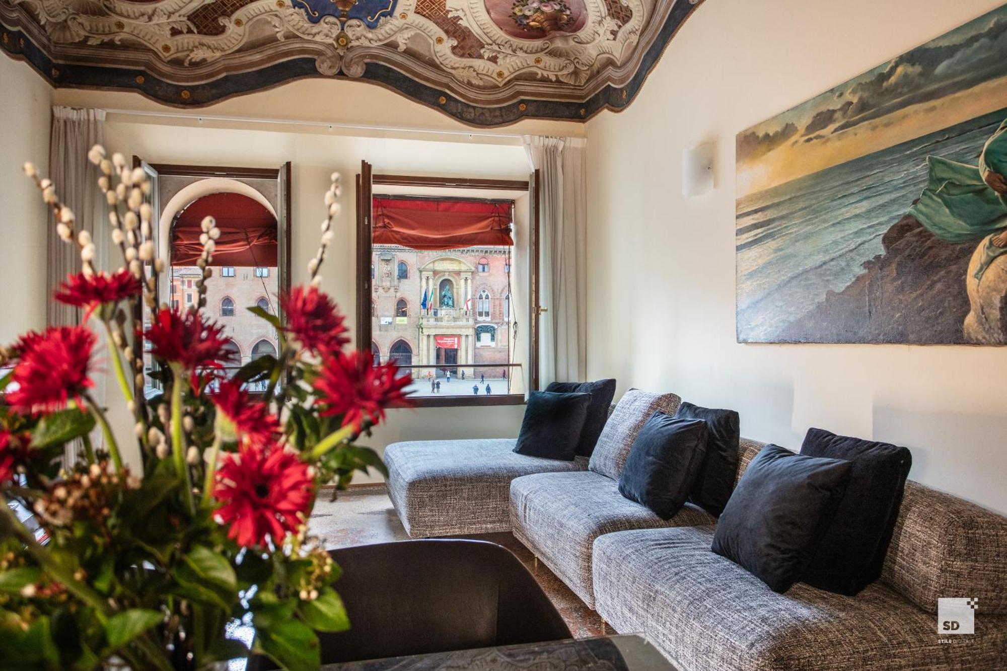 Urbanicooh Paracelso - Piazza Maggiore View โบโลญญา ภายนอก รูปภาพ